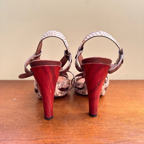 UGG Heels size 38 - Picture 2 of 4